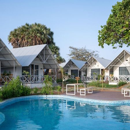 Praveg Beach Resort Daman Lighthouse Beach エクステリア 写真