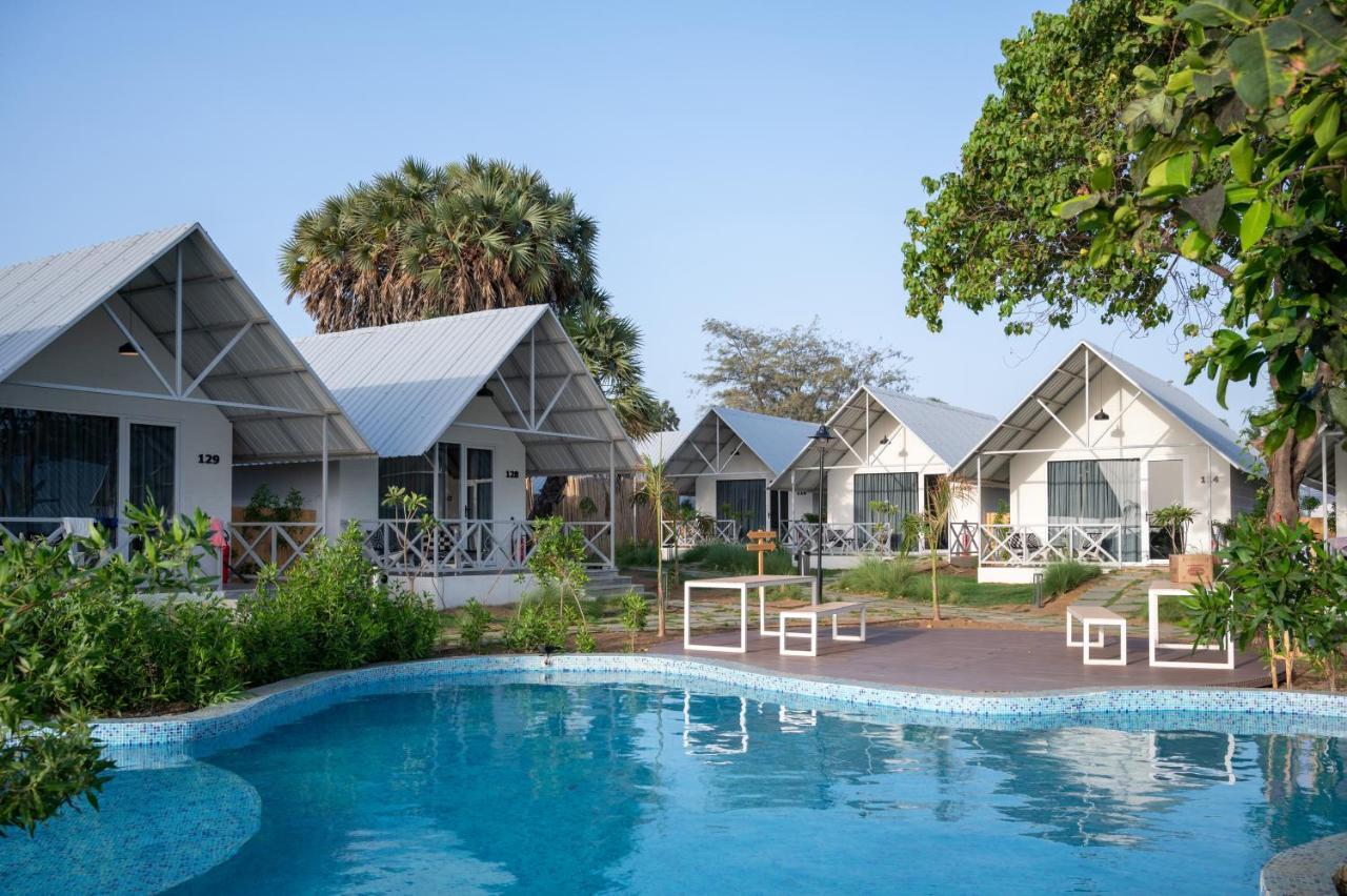Praveg Beach Resort Daman Lighthouse Beach エクステリア 写真