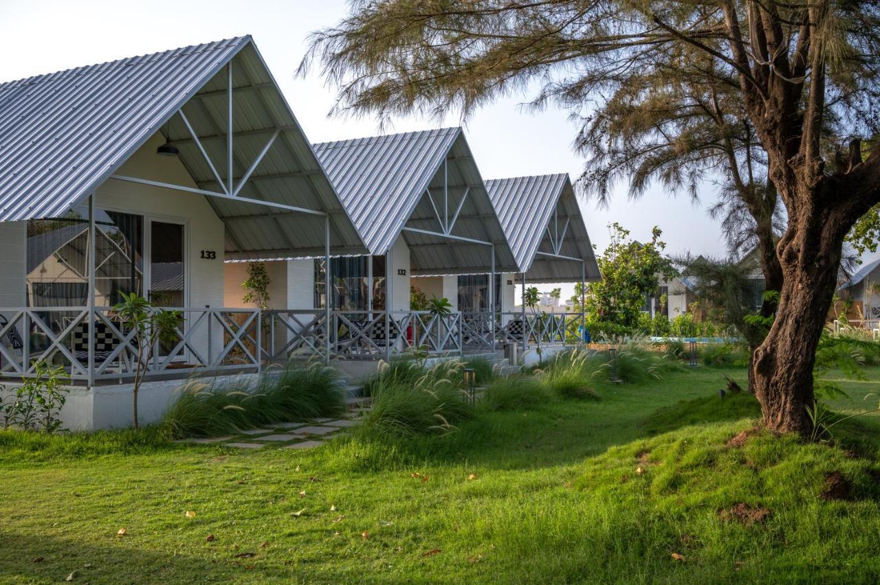 Praveg Beach Resort Daman Lighthouse Beach エクステリア 写真
