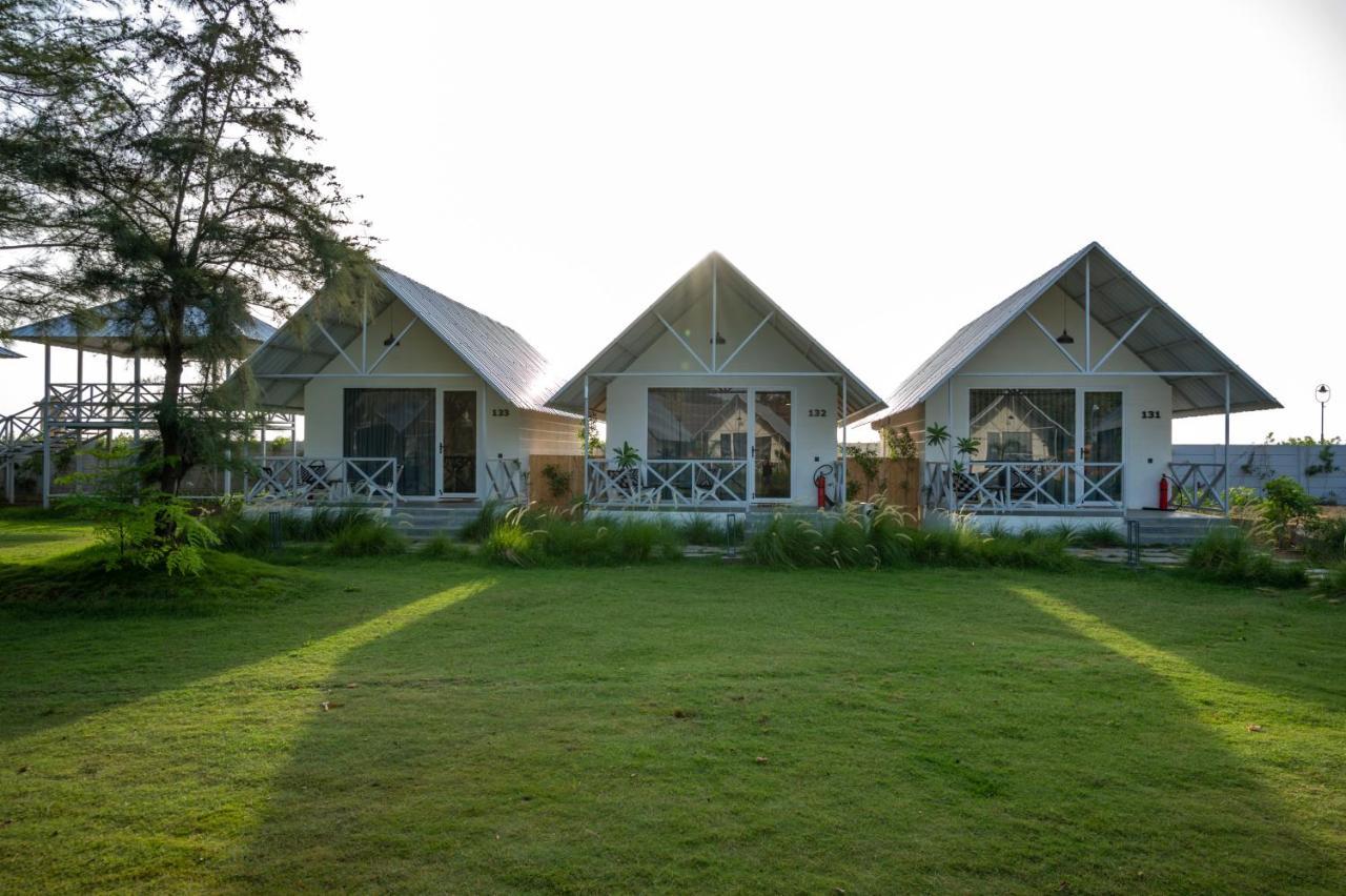Praveg Beach Resort Daman Lighthouse Beach エクステリア 写真