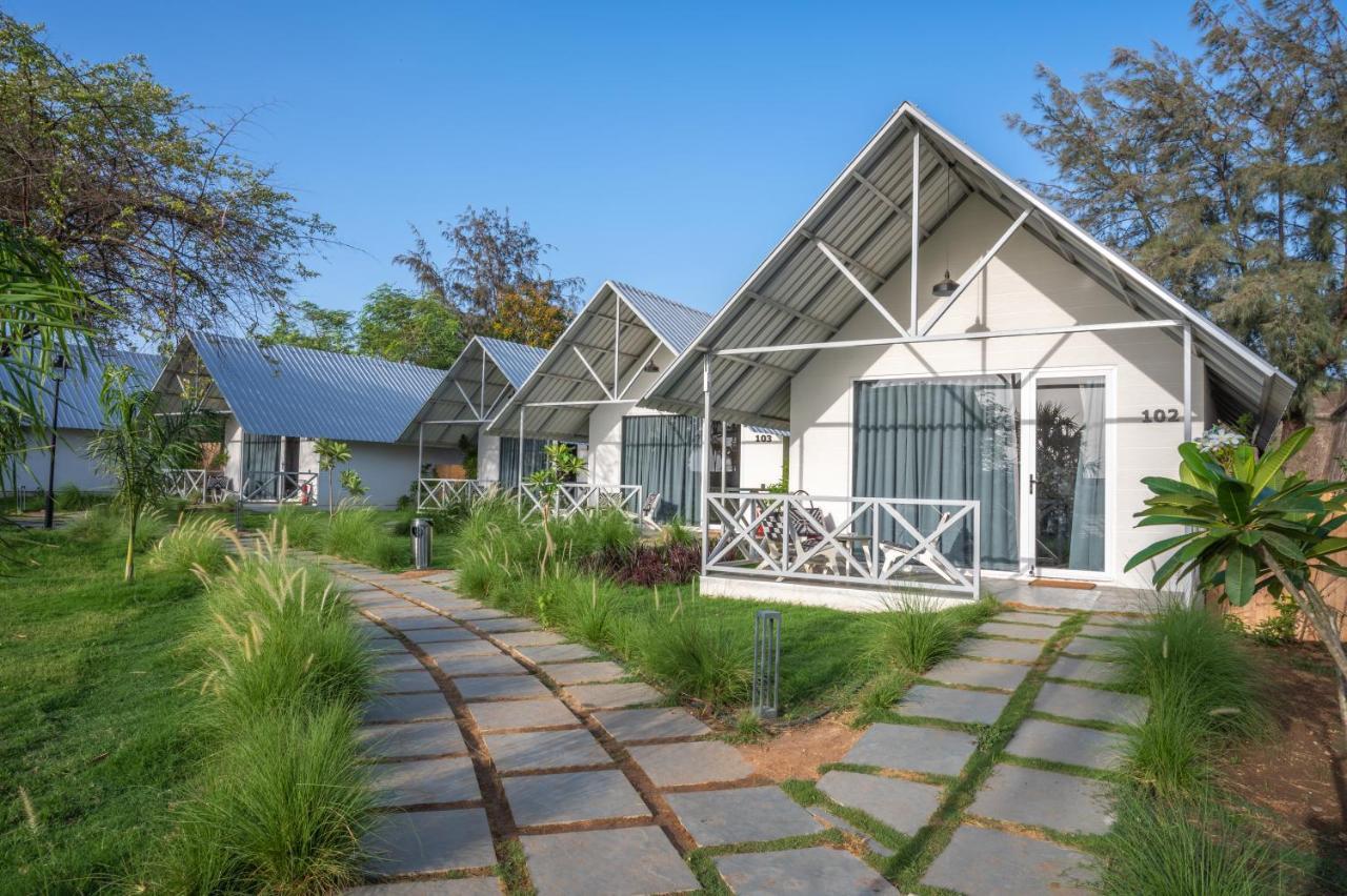 Praveg Beach Resort Daman Lighthouse Beach エクステリア 写真