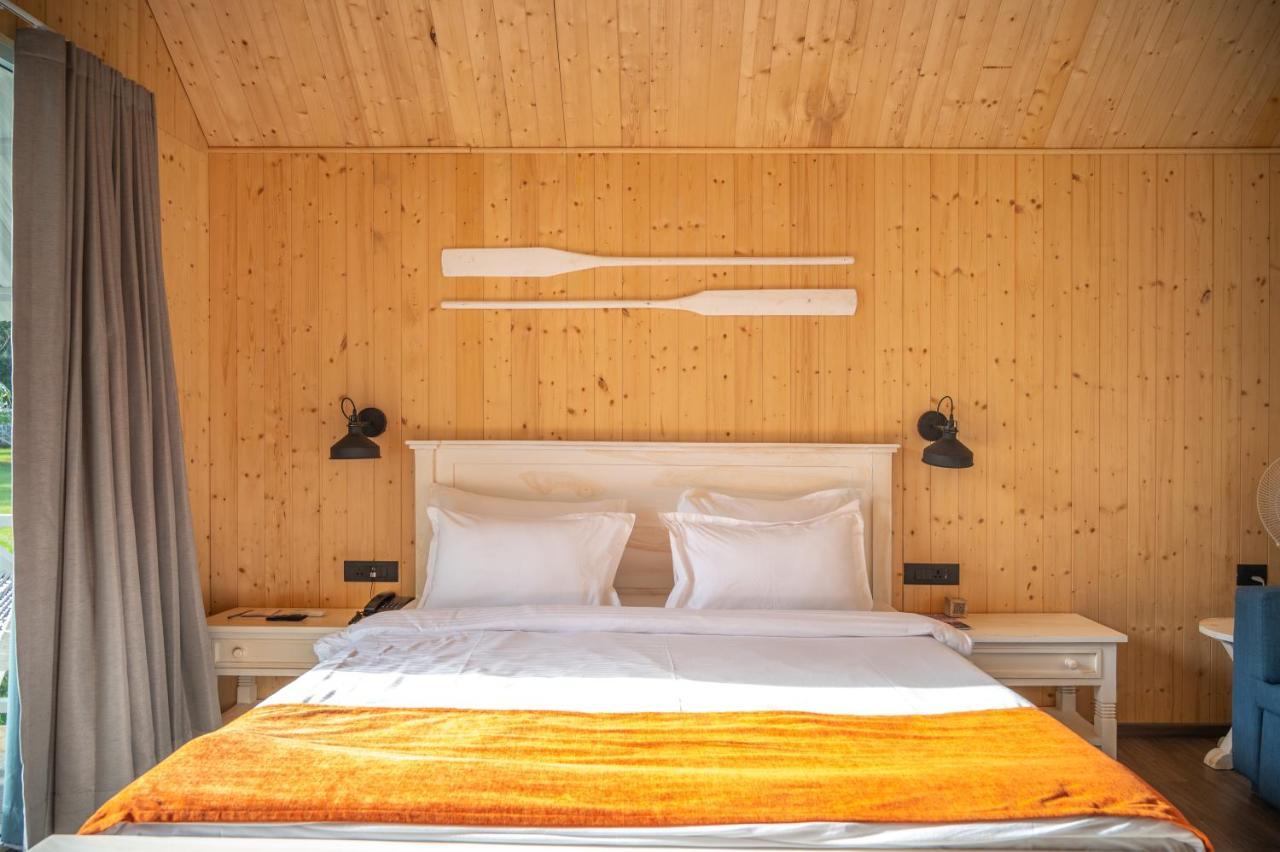 Praveg Beach Resort Daman Lighthouse Beach エクステリア 写真